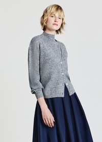 Grauer Strickcardigan mit hohem Kragen, der ein strukturiertes Muster und vier Perlenknöpfe aufweist. Die Ärmel sind leicht puffig.