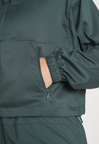 Girlfriend Collective HUMMINGBIRD HALF ZIP - Jachetă de vânt - moss