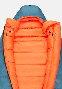 Isolierte Schlafsack mit einem hellorangefarbenen Innenraum und blauer Außenseite, ausgestattet mit einer Kapuze und einem Reißverschluss, entworfen für Wärme und Komfort.