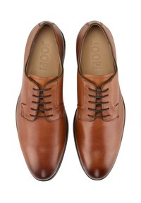 Brązowe skórzane buty wizytowe o gładkim wykończeniu, zawiązywane na sznurowadła, z zaokrąglonym noskiem. Charakteryzują się subtelnym przeszyciem i markową wkładką.