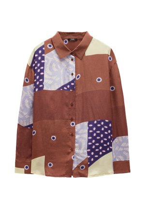 Koszula z długim rękawem na guziki z patchworkowym wzorem w kolorach brązowym, kremowym, lawendowym i granatowym z okrągłymi i abstrakcyjnymi wzorami.