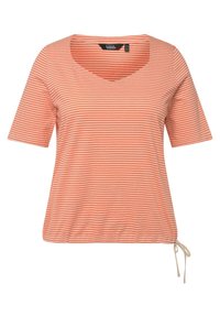 Camiseta de rayas en durazno claro y naranja, con escote en V, mangas cortas y un dobladillo con cordón para un ajuste ajustable. Tejido de jerga suave.