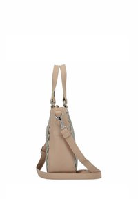 Kleine beige handtas met een geometrisch patroon, dubbele handvatten aan de bovenkant, een verstelbare schouderband en accenten van zilverkleurig metaal.