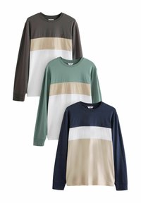 Drie langsluitende t-shirts in donkergrijs, groen en marineblauw, met horizontale kleurvlakken in beige en wit over de borst.