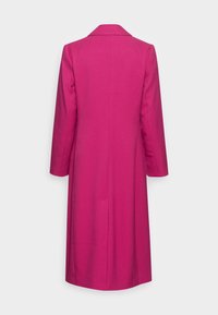 Lange, roze jas met een gestructureerde silhouet, voorzien van een reverskraag en lange mouwen. Gemaakt van een gladde stof, met nette naden en geen zichtbare sluitingen.