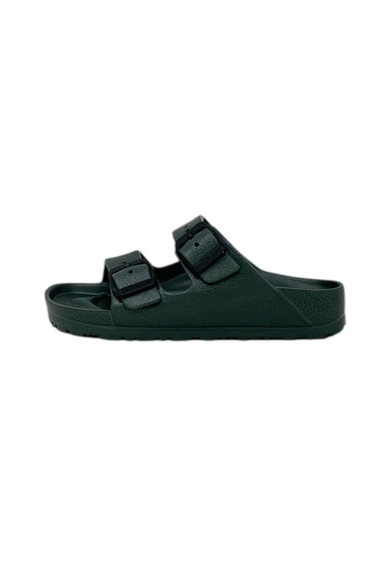 Sandalo in gomma verde con due fibbie nere regolabili, soletta testurizzata e suola scanalata per una presa migliore. Design classico con punta aperta.