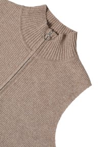 Beiger gestrickter Pullover mit hohem geripptem Kragen und silbernem Reißverschlussdetail. Die Textur ist weich und hat ein dezentes Muster.