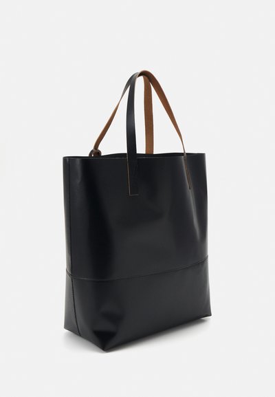 Borsa tote nera in pelle con finitura testurizzata, due manici in pelle marrone, forma rettangolare e design minimalista.