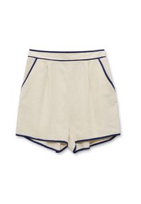 Pantalones cortos de lino beige con ribetes en azul marino, que cuentan con dos bolsillos laterales y pliegues a lo largo de la cintura para un detalle de diseño adicional.