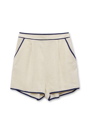 Pantalones cortos de lino beige con ribetes en azul marino, que cuentan con dos bolsillos laterales y pliegues a lo largo de la cintura para un detalle de diseño adicional.