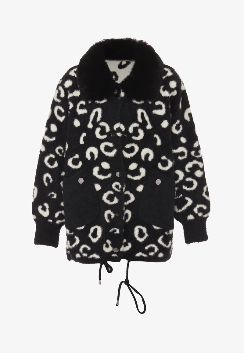 Chaqueta de piel sintética con estampado en blanco y negro, con un cuello de piel sintética, dos grandes bolsillos y un dobladillo con cordón. Cierre de botones.