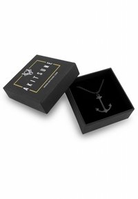 Scatola regalo nera con lettering dorato, contenente una collana d'argento con un semplice pendente ad ancora su una catena. Interno in velluto.