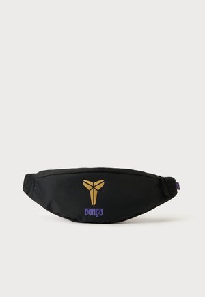 Sac banane noir avec un logo doré et un texte violet "bango" sur le devant, avec une fermeture éclair sur le côté droit.