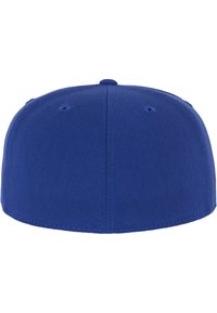 Zila cepure, veidota no austā auduma, ar noapaļotu kroņu, plakanu malu un ventilācijas caurumiem augšpusē gaisa cirkulācijai.