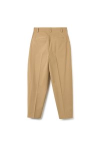 Chinos kaki avec une texture lisse, présentant une coupe droit et deux poches arrière. Deux passants de ceinture, taille mi-haute.