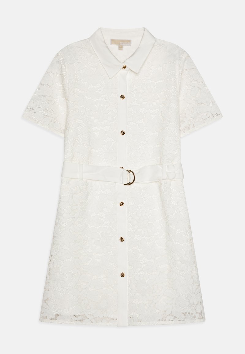 Robe chemise blanche en dentelle avec des manches courtes, un devant boutonné et une ceinture assortie avec une boucle dorée ronde. Des détails de texture florale sont bien visibles.