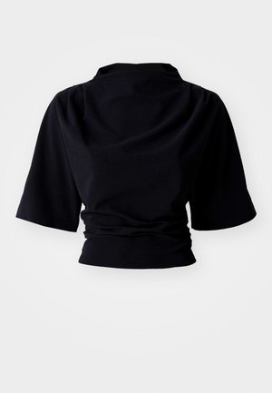 Svart avkortet topp med korte ermer, med en samlet tekstur ved midjen og høy hals, laget av myk stoff.
