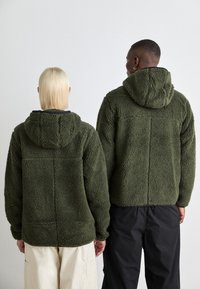 Tommy Jeans BADGE ZIP UNISEX - Hoodie - fatigue green