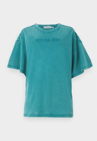 Teal värvi ülemeretagune lühikeste varrukatega t-särk, puuvilla segu, ribakujuline ümar kaelus, esiosas on "ROUGE EDIT" relieftrükk. Sile tekstuur.
