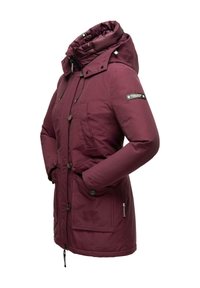 Bordo parka striukė su aukšta apykakle, sagų priekyje, dviem priekinėm kišenėm ir reguliuojamu gobtuvu. Lygus paviršius su nepralaidžiu vandeniui apdaila.