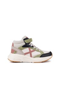 Zapatilla alta que presenta una mezcla de materiales en crema, verde oliva, negro y rosa con un acabado texturizado, correa ajustable y suela de goma.