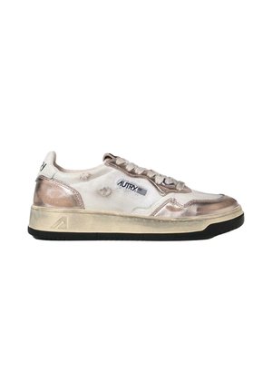 Sneaker bassa bianca e bronzo metallico con lacci, dettagli consumati, suola nera e logo del marchio Autry sul lato e sul tallone.