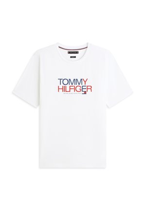 Λευκό κοντομάνικο μπλουζάκι με το κείμενο "TOMMY HILFIGER" σε μπλε και κόκκινο, στο κέντρο μπροστά, και μικρή μαύρη ετικέτα μέσα στη λαιμόκοψη.