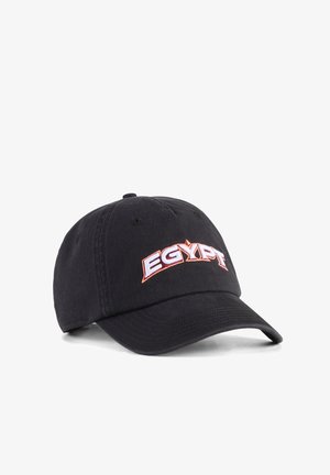 Casquette de baseball noire avec texte brodé "EGYPT" en orange et blanc sur le devant, présentée sur fond blanc.