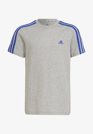 Camiseta de algodón gris con mangas cortas, que presenta detalles en tres franjas azules en los hombros y un pequeño logo azul en el pecho.