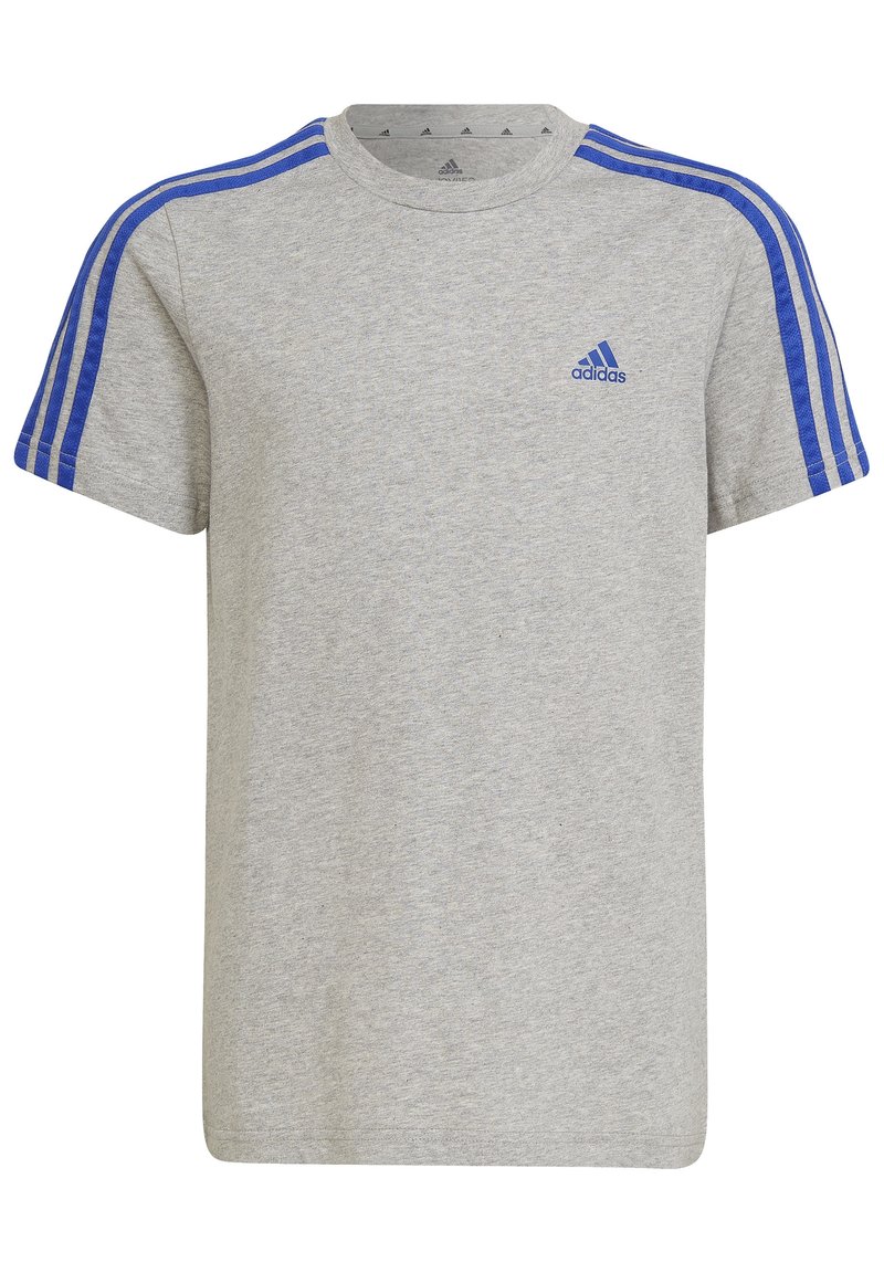 Camiseta de algodón gris con mangas cortas, que presenta detalles en tres franjas azules en los hombros y un pequeño logo azul en el pecho.