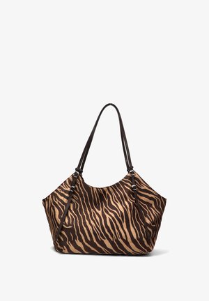 Bolsa tote con un estampado de cebra marrón y beige, que presenta una tela suave, dos asas de piel oscura y acentos de metal plateado.