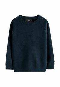 Pull en maille bleu marine avec un col ras du cou à rayures et une finition côtelée. Présente de longues manches raglan, une texture douce et une étiquette à l'intérieur du col.