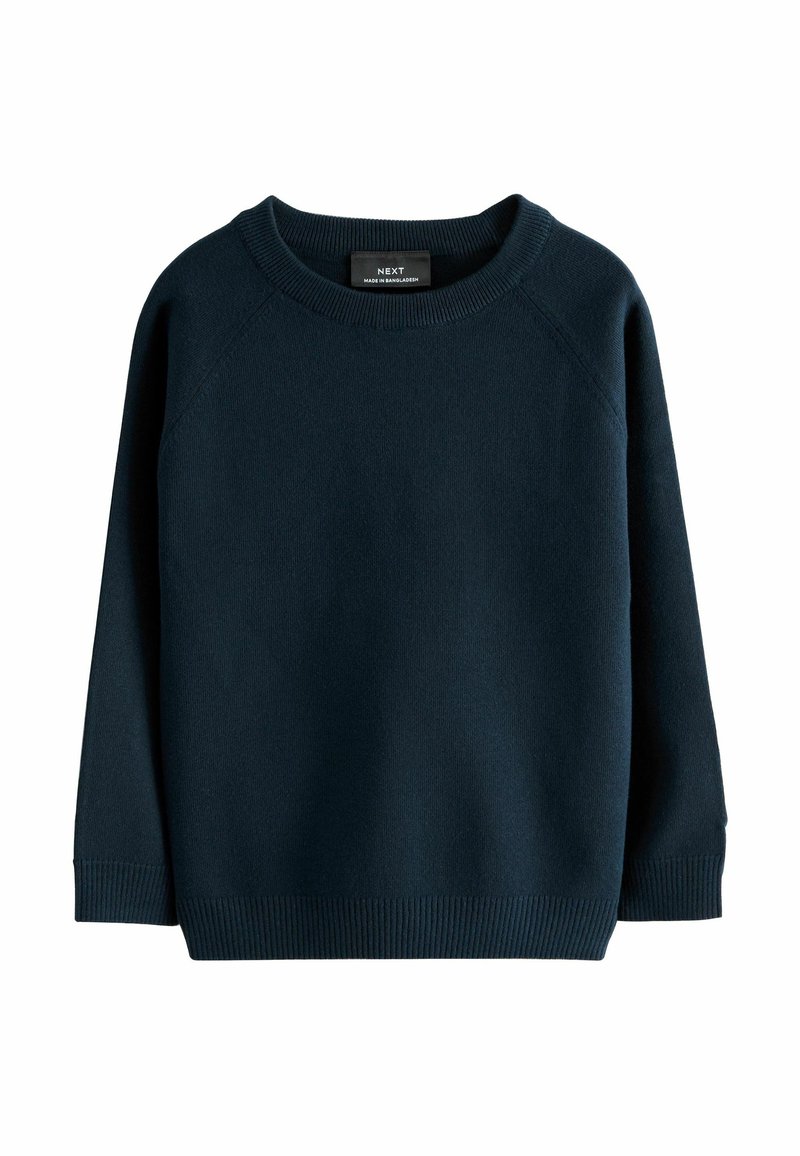 Pull en maille bleu marine avec un col ras du cou à rayures et une finition côtelée. Présente de longues manches raglan, une texture douce et une étiquette à l'intérieur du col.