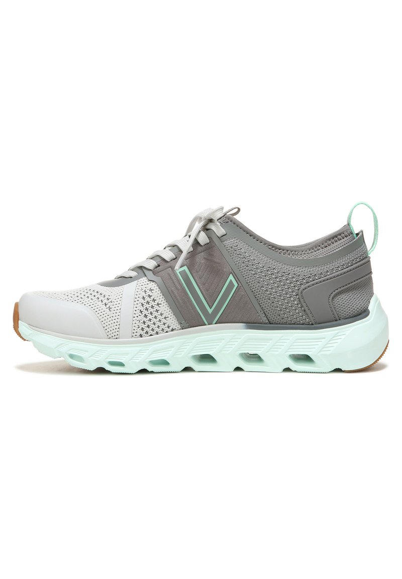 Leichtgewichtiger Sportschuh mit einem grauen und weißen Mesh-Obermaterial und mintgrünen Akzenten. Gummisohle mit Belüftungslöchern, Schnürdesign.