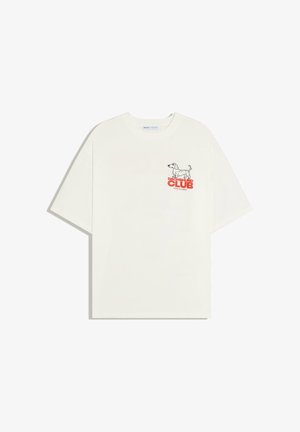 Wit T-shirt met korte mouwen met een kleine illustratie van een teckel en rode tekst "Dachshund Club keep on walkin'" op de linkerborst.