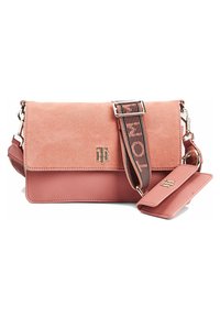 Růžová semišová a texturovaná kožená crossbody taška s nastavitelným pruhovaným popruhem a zlatým logem. Obsahuje odnímatelnou kapsičku na karty.