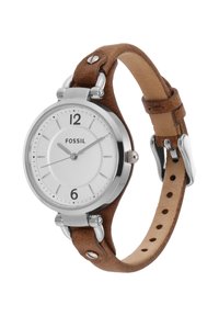 Montre Fossil avec un cadran rond argenté, présentée dans un boîtier en métal poli, dotée d'un cadran blanc texturé, d'un bracelet en cuir brun et d'accents en métal argenté.