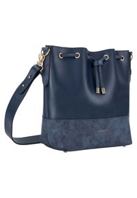 Tengerészkék bőr vödör táska velúr alsó résszel, arany hardware díszítéssel, húzózsinóros záródással és állítható vállpánttal.
