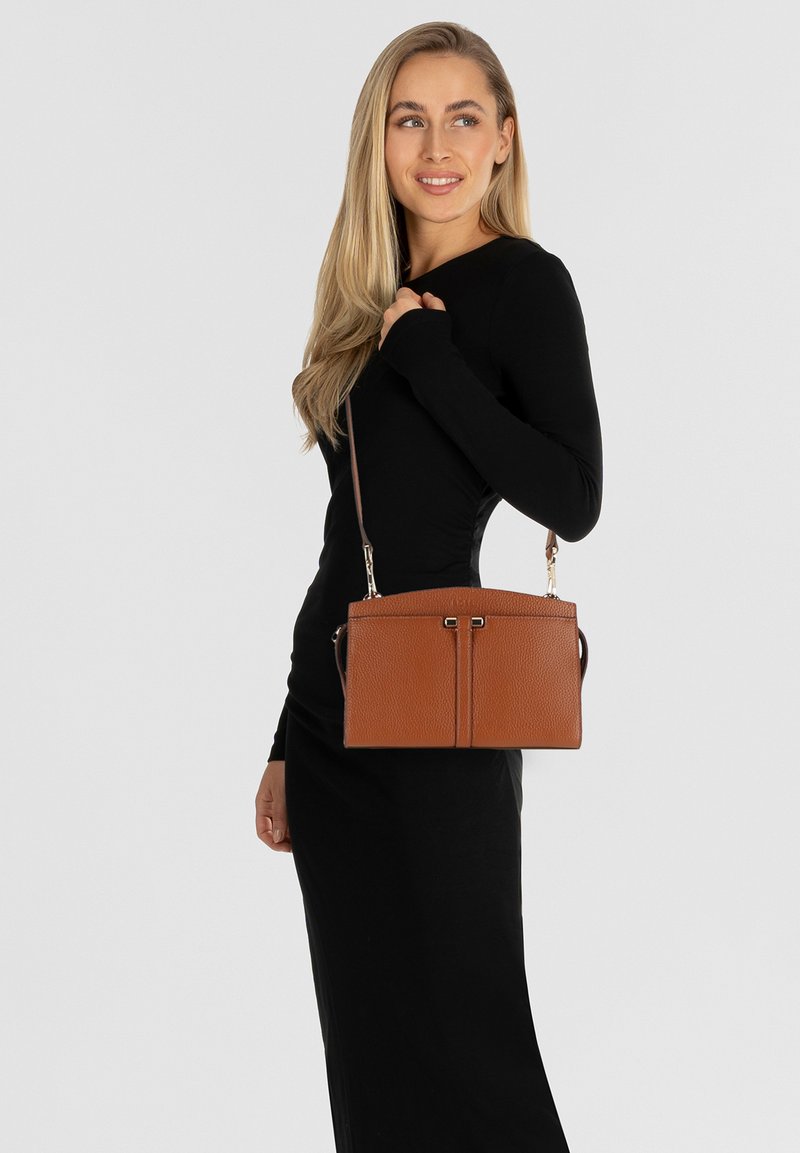 Borsa a mano in pelle marrone con finitura testurizzata, forma rettangolare, doppi manici superiori e tracolla rimovibile.