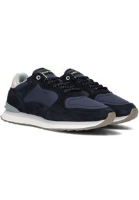 Navyblauwe sneakers met een mix van suede en textiel bovenwerk, witte zool, reflecterende accenten en zwarte veters. Minimalistisch ontwerp met logodetails.