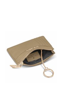 Portafoglio zip in pelle beige con scomparti per carte, superficie testurizzata, hardware color oro, tasca interna e catena con attacco per portachiavi.