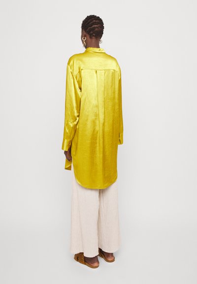By Malene Birger OLISSE - Vestido camiseiro - autumn green