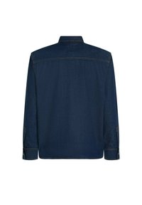 Πουκάμισο από σκουρόχρωμο μπλε denim με μακριά μανίκια, εμφανιζόμενο από πίσω με κουμπωτά μανίκια και ορατές ραφές στους ώμους.