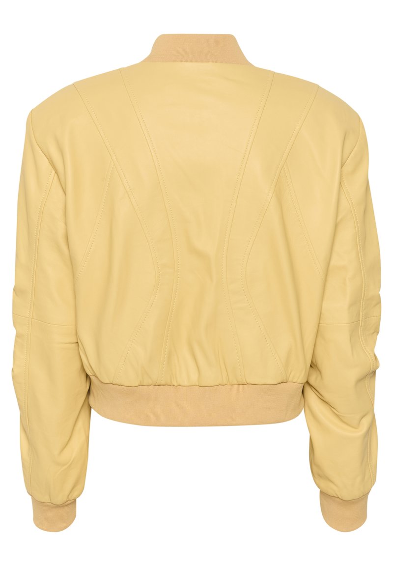 Veste aviateur en cuir jaune avec un col côtelé, une taille élastique et des coutures détaillées dans le dos. Texture lisse avec des manches bouffantes.
