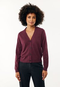 Burgundský cardigan vyrobený z měkké látky, s hlubokým výstřihem do V, dlouhými rukávy, šesti knoflíky vpředu a žebrovaným lemem a manžetami.