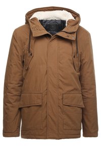 Bruine geïsoleerde jas met een fleece-gevoerde capuchon, voorzakken en trekkoorden. Hij heeft een ritssluiting en een zachte textuur.