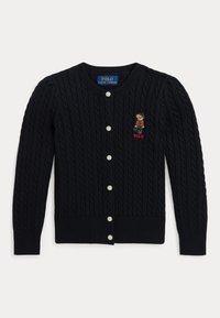 Cardigan lavorato a maglia blu navy con motivo a treccia, caratterizzato da un collo rotondo, cinque bottoni e un logo di un orso ricamato sul lato sinistro del petto.