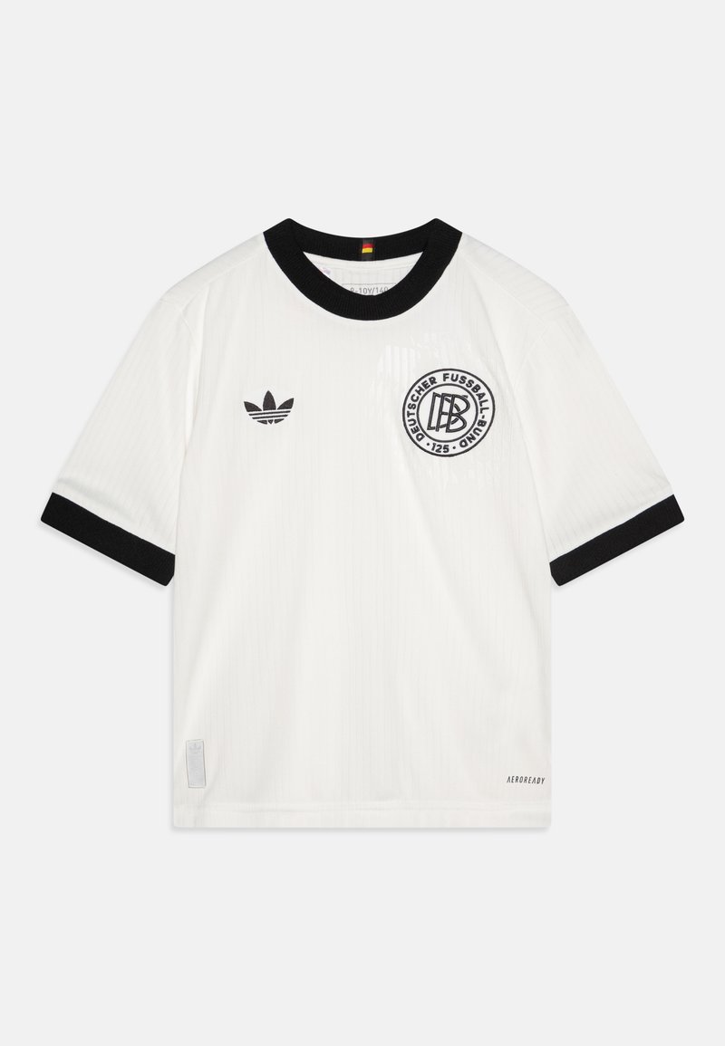 Wit shirt met zwarte kraag en manchetten, voorzien van een rond logo met "Deutscher Fussball" en het Adidas-logo in het zwart. Gemaakt van ademend materiaal.