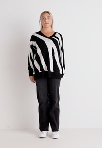 Vero Moda Curve VMCNANCY VNECK LONG  - Jumper - black/birch