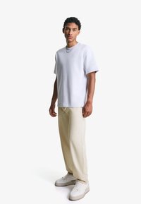 Bershka STRAIGHT-FIT TAILORED  - Pantaloni - beige